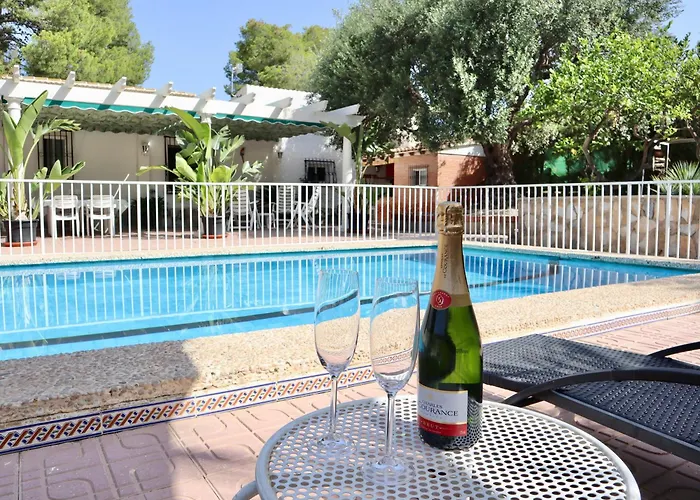 Con Jardin Y Piscina Privada