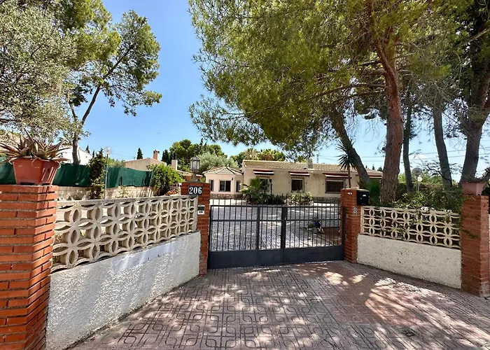 Con Jardin Y Piscina Privada *