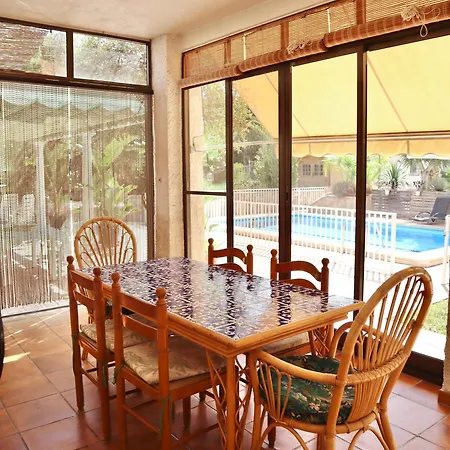 Con Jardín Y Piscina Privada Сasa de vacaciones