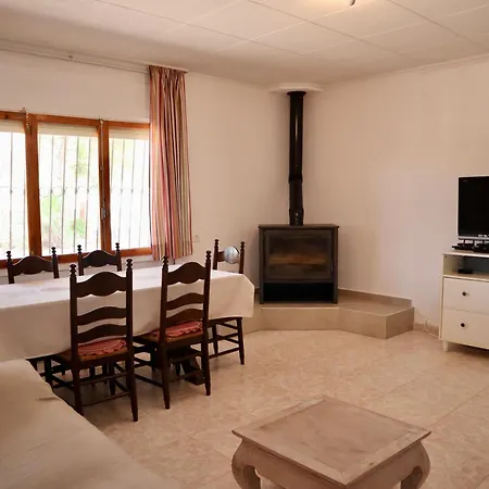 Con Jardin Y Piscina Privada Holiday home