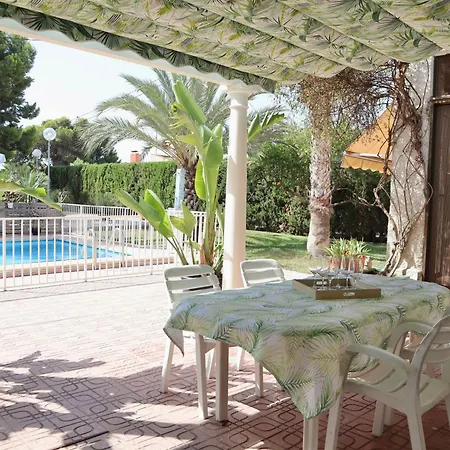 Con Jardin Y Piscina Privada Holiday home
