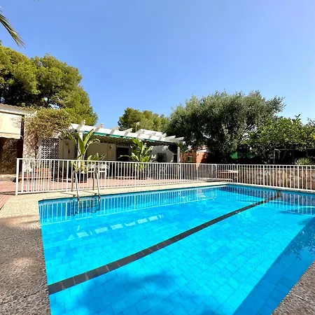Dom wakacyjny Con Jardin Y Piscina Privada *