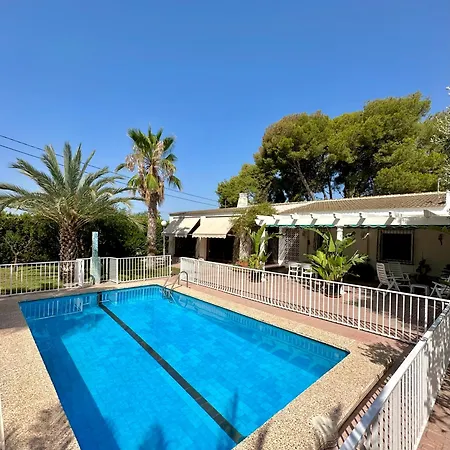 Con Jardin Y Piscina Privada Holiday home *