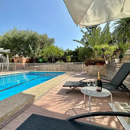 Dom wakacyjny Con Jardin Y Piscina Privada *