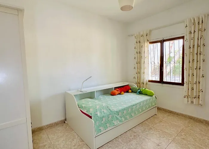 Con Jardin Y Piscina Privada *