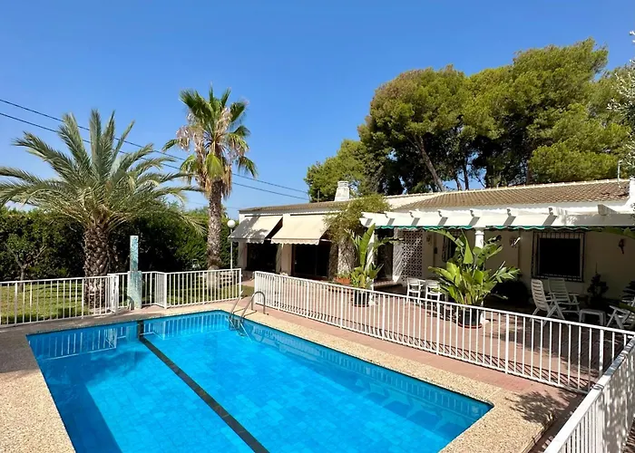 Con Jardin Y Piscina Privada Holiday home *